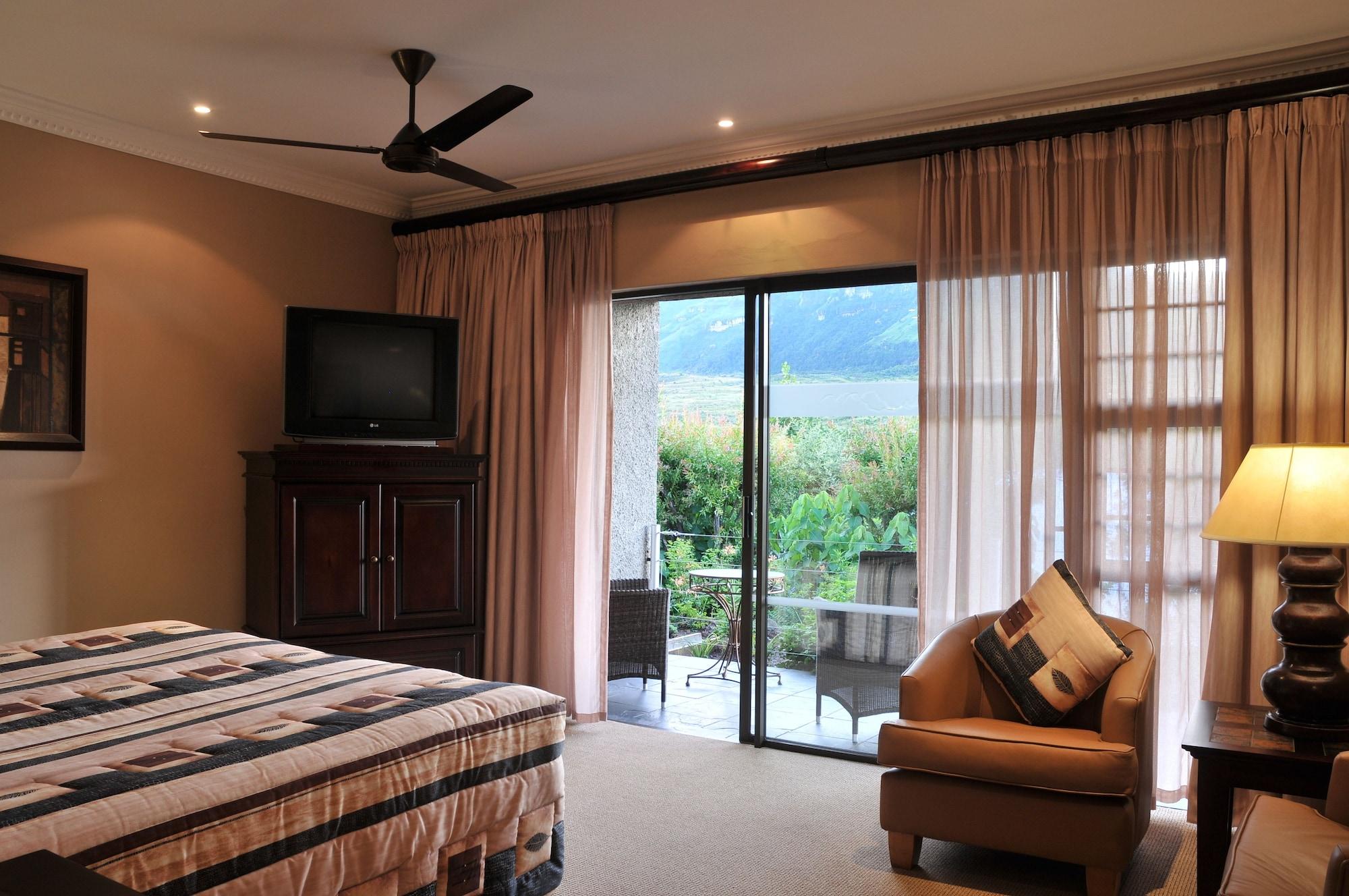 Cathedral Peak Hotel Уинтъртън Екстериор снимка