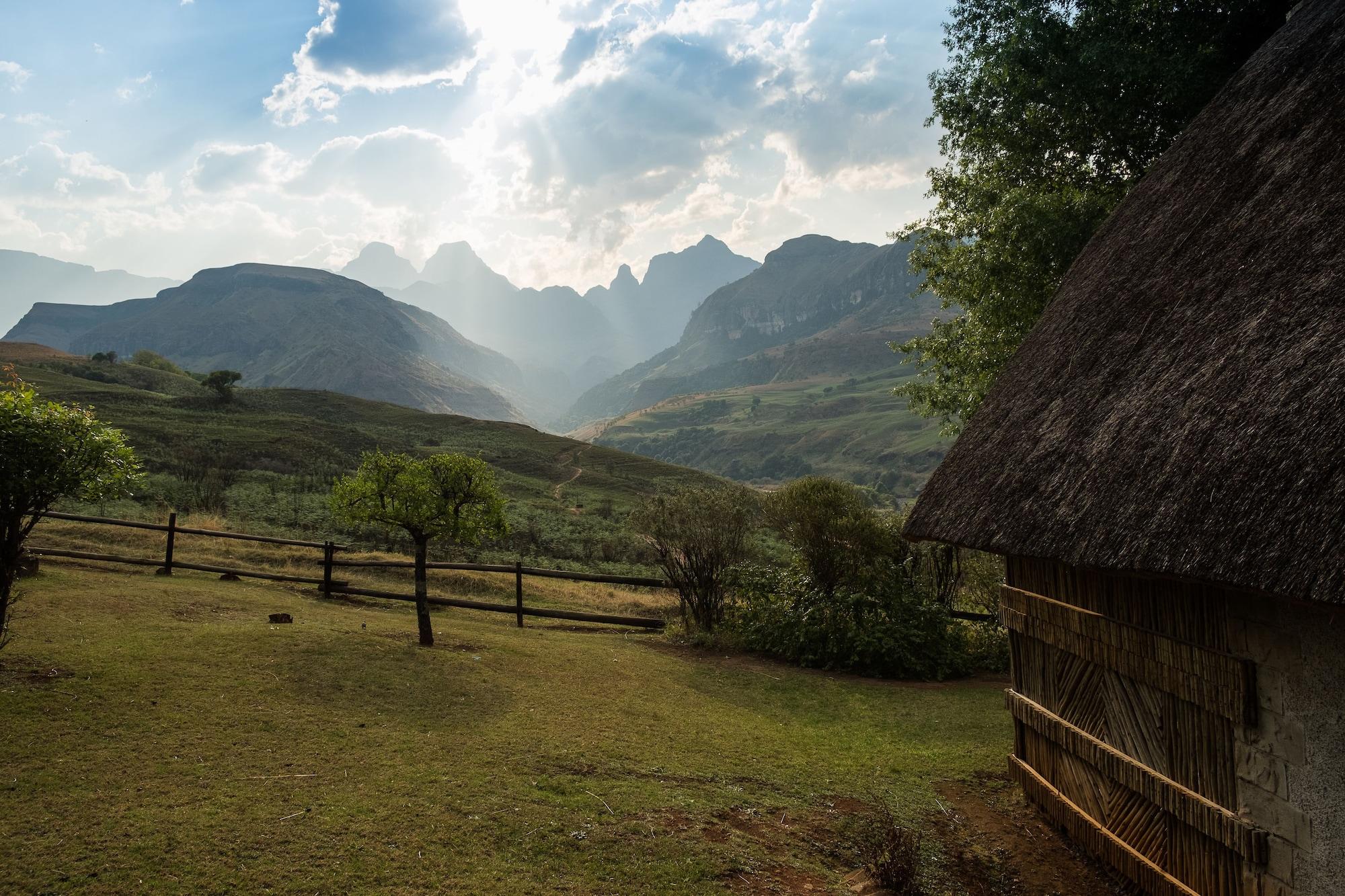 Cathedral Peak Hotel Уинтъртън Екстериор снимка