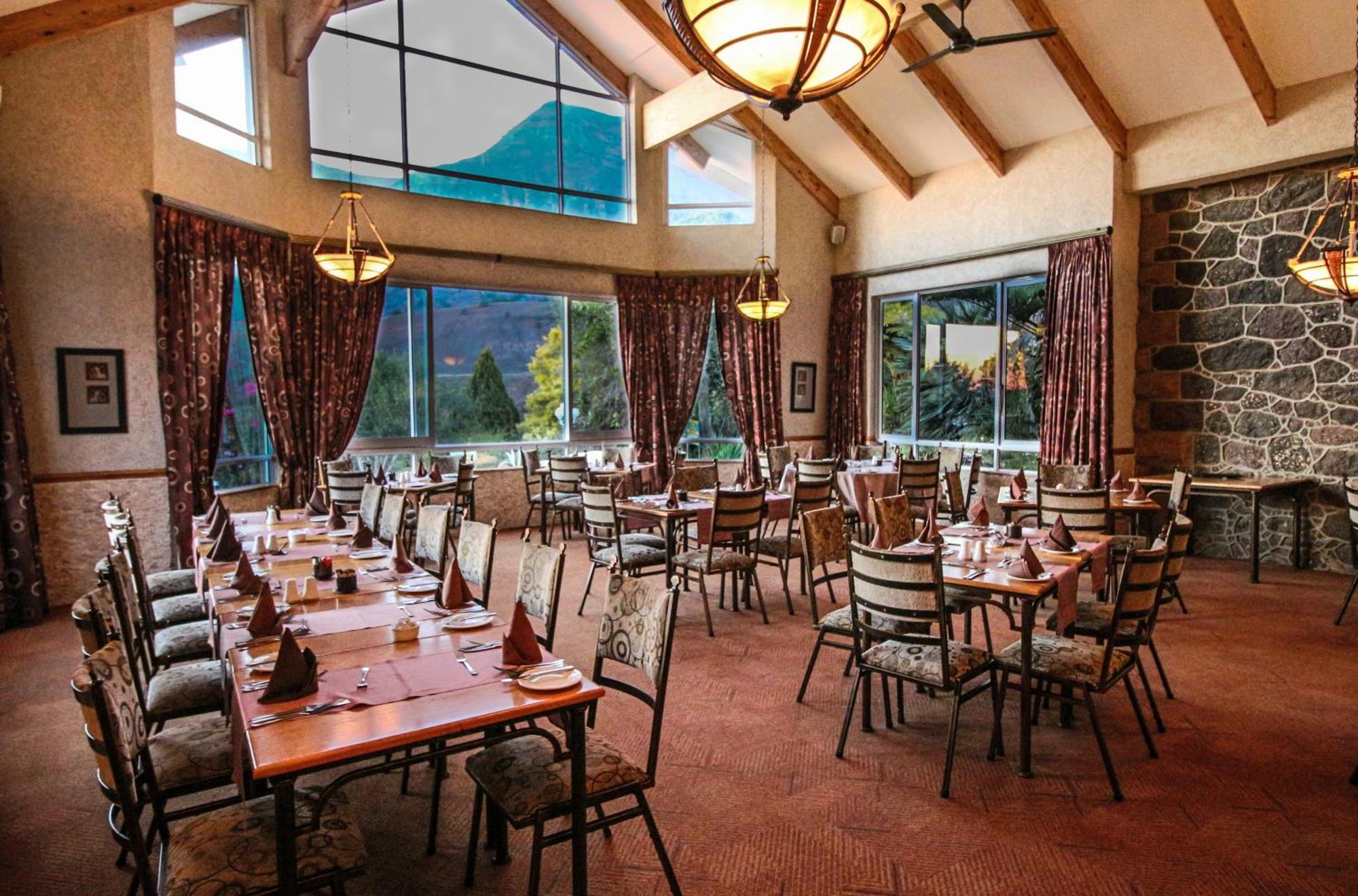 Cathedral Peak Hotel Уинтъртън Екстериор снимка
