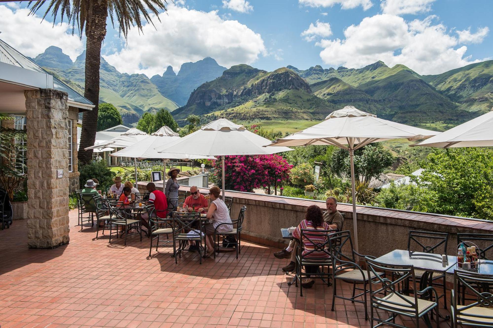 Cathedral Peak Hotel Уинтъртън Екстериор снимка
