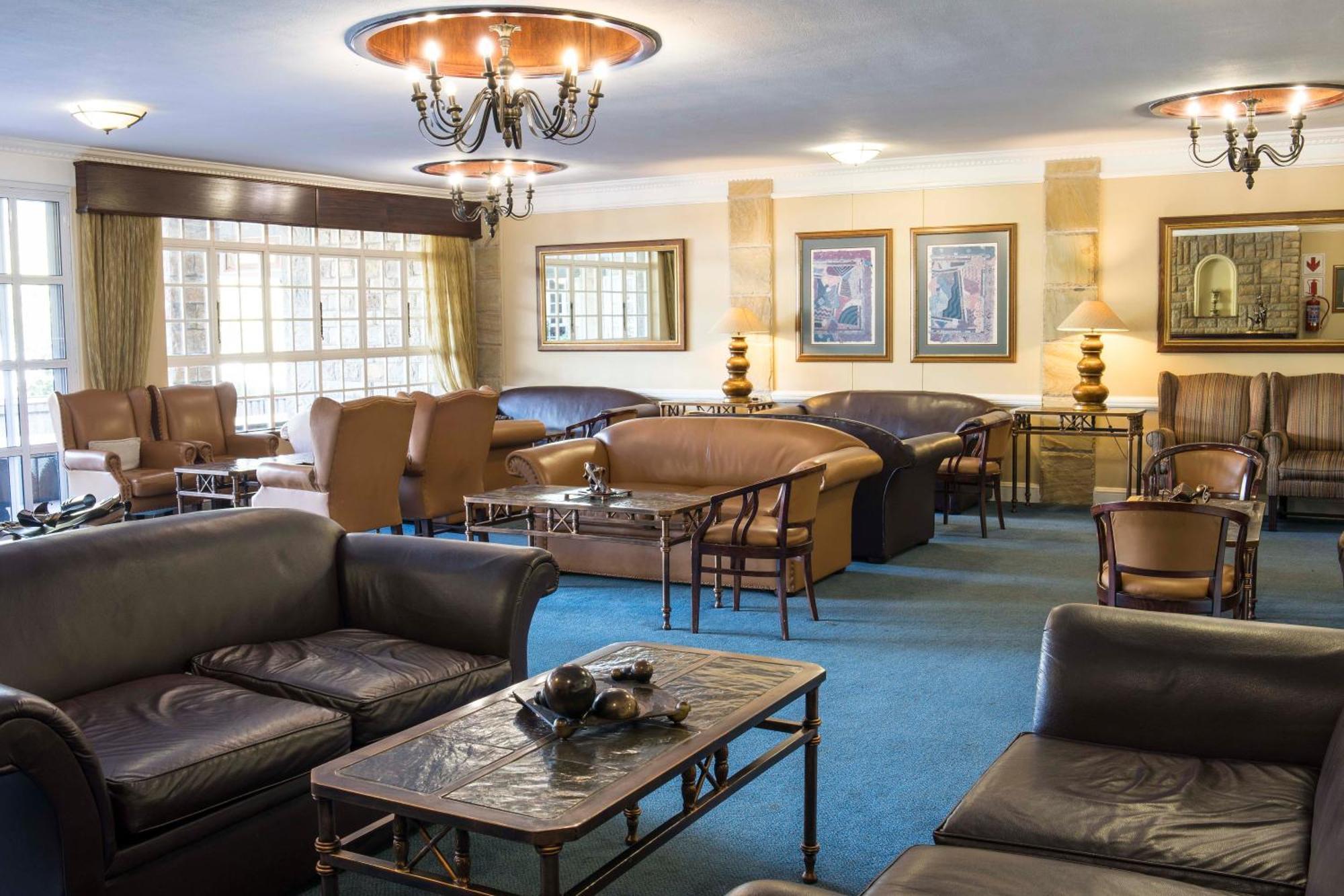 Cathedral Peak Hotel Уинтъртън Екстериор снимка