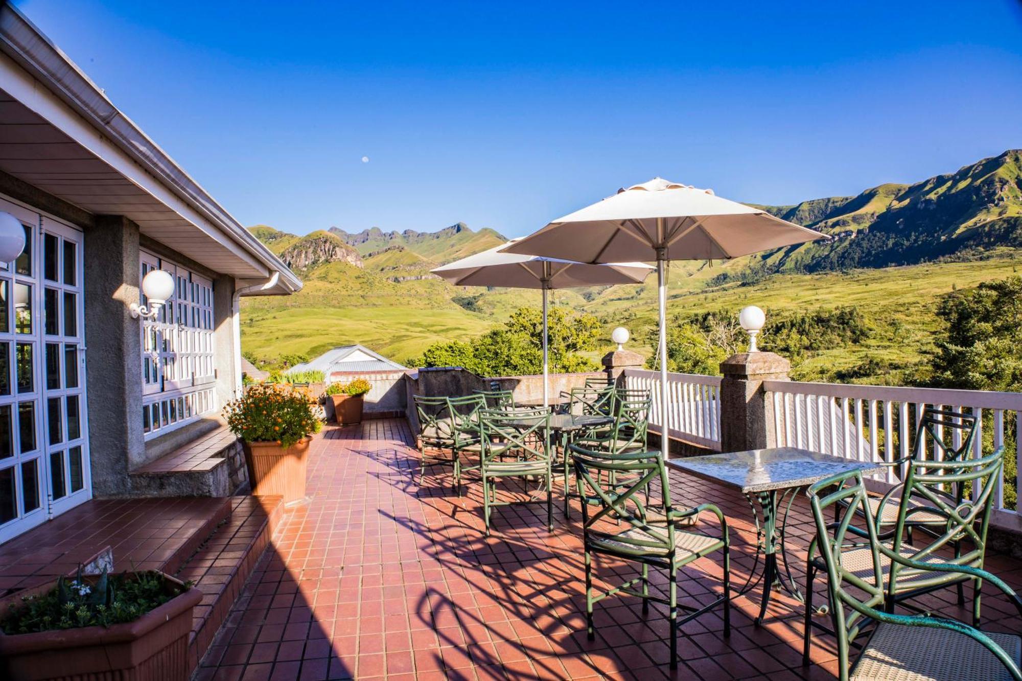 Cathedral Peak Hotel Уинтъртън Екстериор снимка