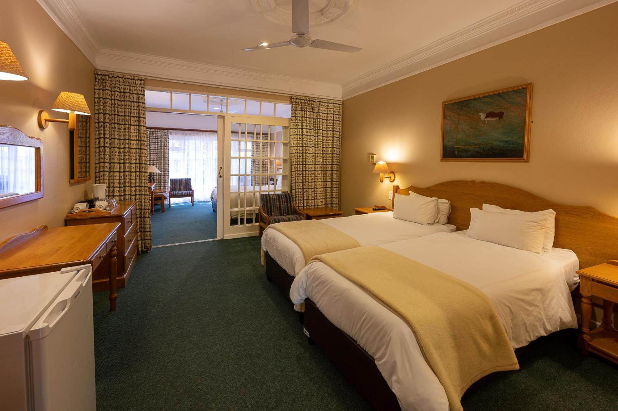 Cathedral Peak Hotel Уинтъртън Екстериор снимка