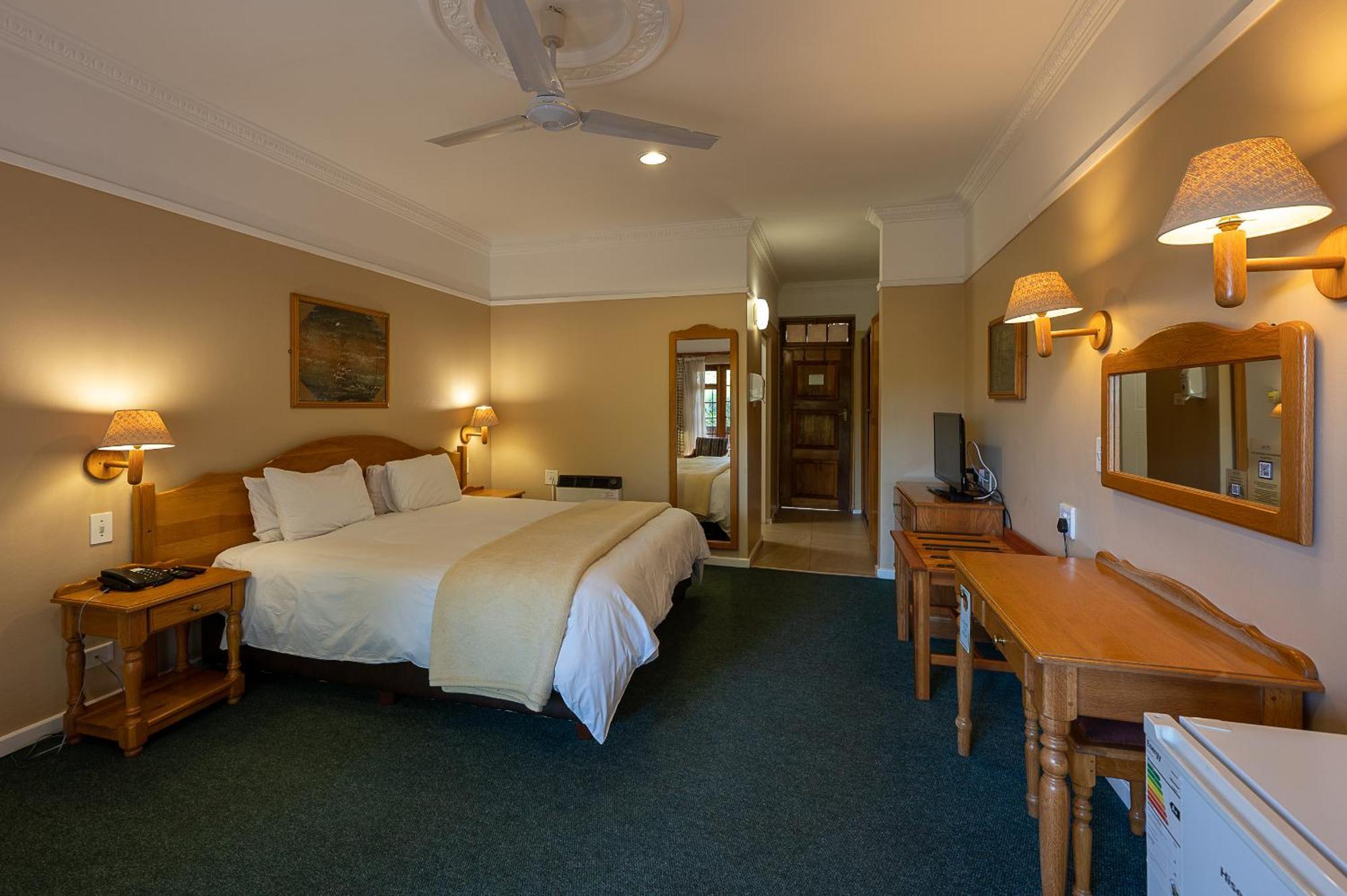 Cathedral Peak Hotel Уинтъртън Екстериор снимка