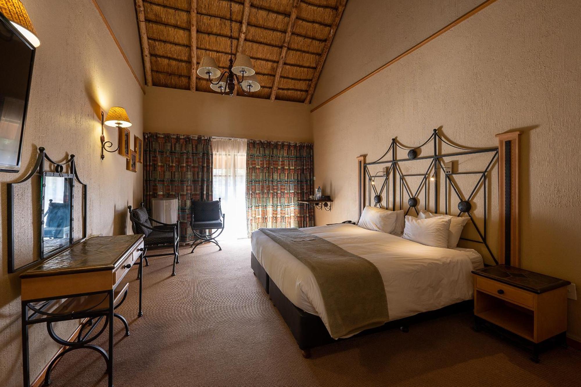 Cathedral Peak Hotel Уинтъртън Екстериор снимка